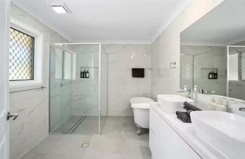 Surfers Paradise House | Coastal Central 3BR - Spa, Surfers Paradise, AC
