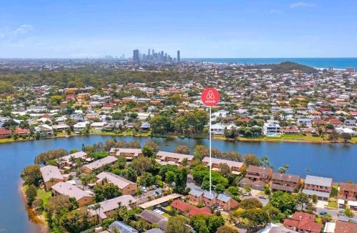 Burleigh Waters House | Coastal Comfort in Burleigh Heads Parking and WIFI