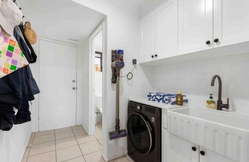 Burleigh Waters House | Coastal Comfort in Burleigh Heads Parking and WIFI