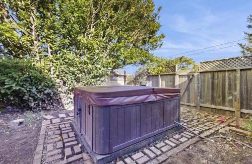 Fort Bragg House | Coastal Cottage - Hot Tub Yard Pets Welcome