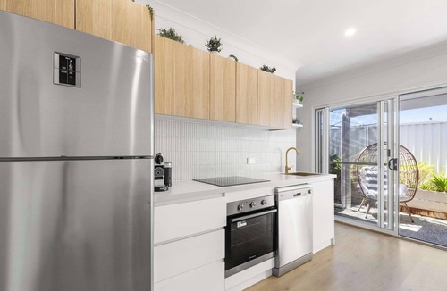 Redcliffe Condo | Coastal Escape with Horses and Beach Walk