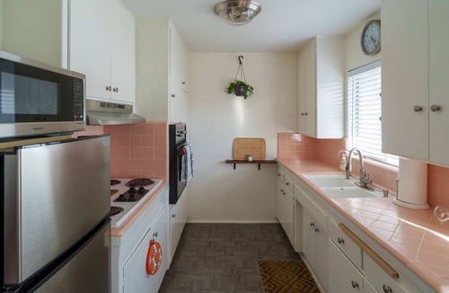 West Beach Apartment | Coastal Getaway-1 Block to Beach-City & Mountain Views