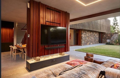 Mudgeeraba House | Coastal Urban Retreat 7 bed, 25m pool, pet