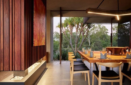 Mudgeeraba House | Coastal Urban Retreat 7 bed, 25m pool, pet
