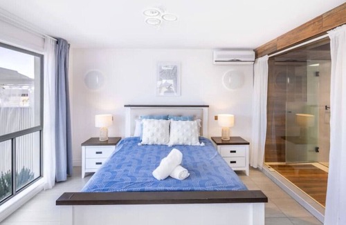 Runaway Bay House | Coastal Vibe Waterfront Villa Close to Surfers