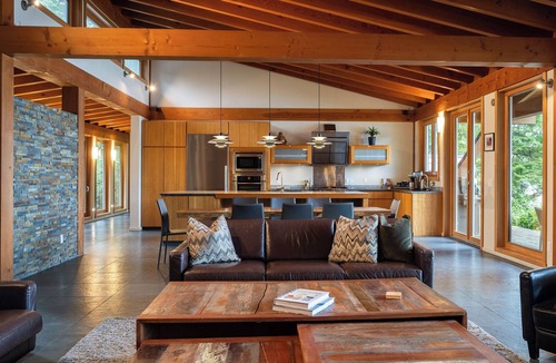 Tofino House | Coastal View-Waterfront, Tranquil, Hot Tub, Sauna!