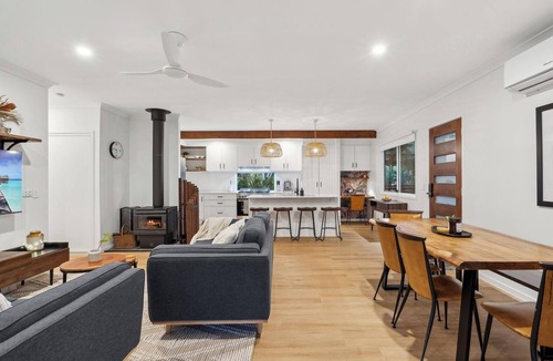 Wongawallan House | Cockatoo Cottage cosy creek retreat near theme parks and Mount Tamborine