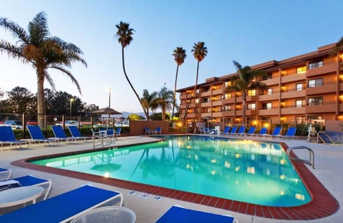Santa Maria House | Comfort and Convenience! Amazing Unit. Close to Santa Maria Civic Theatre!