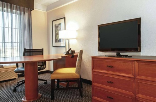 Guasti House | Comfort and Convenience! 2 Amazing Units, Minutes Away to iFLY Indoor Skydiving!
