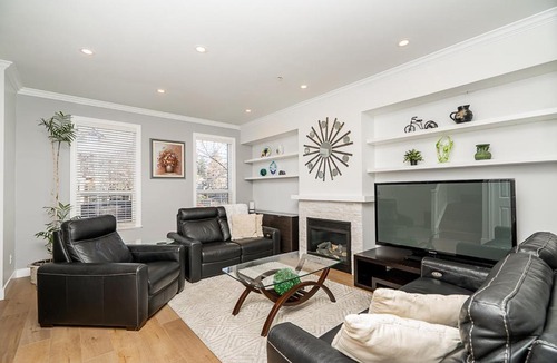 Willoughby House | Comfortable and Modern Rowhouse Perfect for BC Escapade, air conditioned