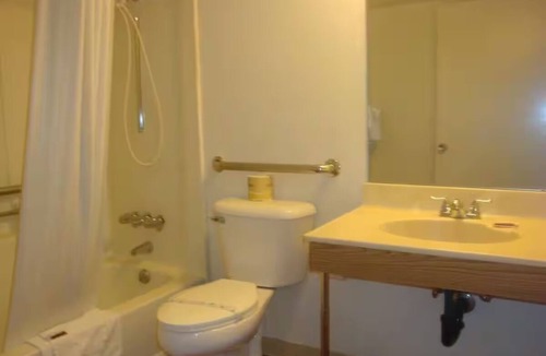 Lake Havasu City Hotel | Comfortable Pet-Friendly Room + Enjoy Relaxation Minutes from London Bridge