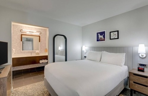 Sunnyvale Hotel | Comfortable Queen Stay! Free Breakfast, Wi-Fi, and Outdoor Pool Access!