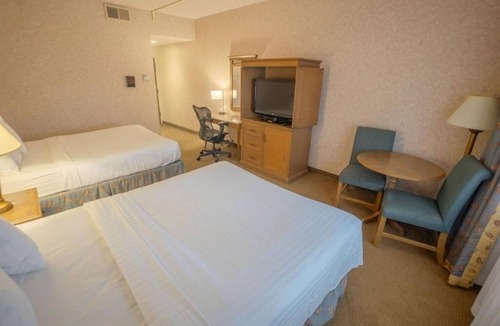 Raisin Hotel | Comfortable Queen Stay with Gym Access, Shuttle & Parking!