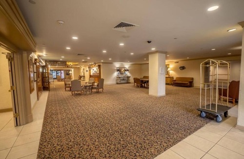Raisin Hotel | Comfortable Queen Stay with Gym Access, Shuttle & Parking!