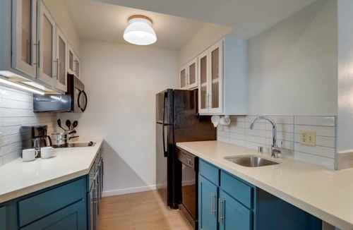 Sunnyvale Hotel | Comfortable Queen Suite with Roll-In Shower, Close to Sunnyvale Attractions!