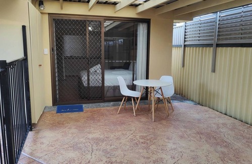 Mermaid Waters House | Comfortable Studio Granny Flat Mermaid Water