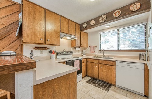 Lakeshore Condo | Comfy condo with Mountain View’s and big deck