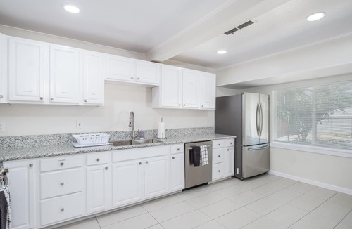 Raisin House | Conveniently located to Airport and Downtown