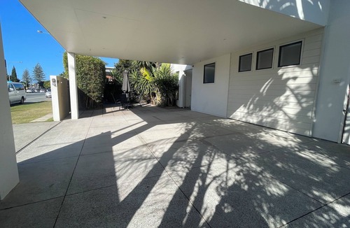 Mermaid Waters House | Cool Cabana ~ 5min to Mermaid Beach. Relax in style and sophistication today!