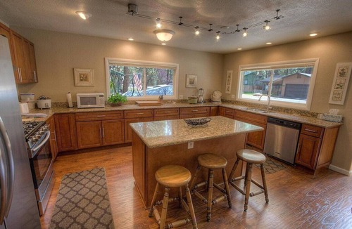Tahoe Island House | Corner Pocket Chalet | Pool Table | Backyard | BBQ