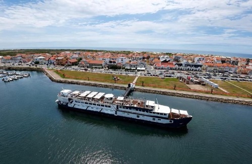 Barra Hotel | Costa do Sal Hotel Boat Lounge
