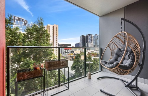 Bowen Hills Apartment | Cosy 2-Bed with Pool, Bbq Area and Secure Parking
