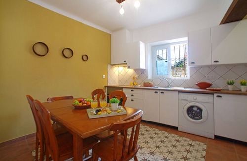 Albufeira House | Cosy apartment in villa for 4 guests with A/C, WIFI, pool, TV and patio