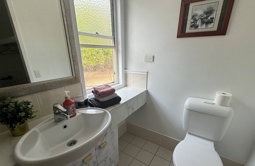 Coombabah Villa | Cosy Villa next to Golf Course