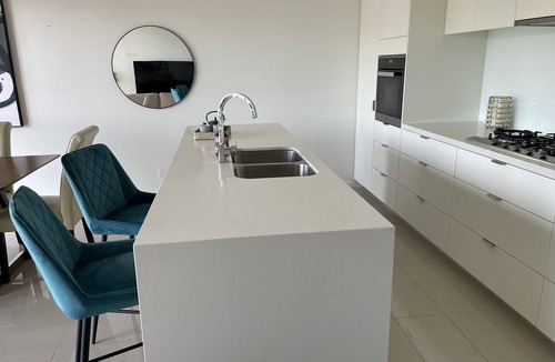 Gold Coast Villa | Cosy water front Villa in Hope Island