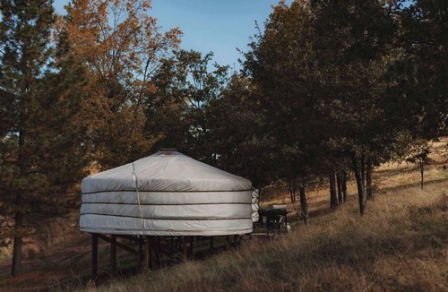 Dunlap House | Cosy yurt at a nature retreat in CA