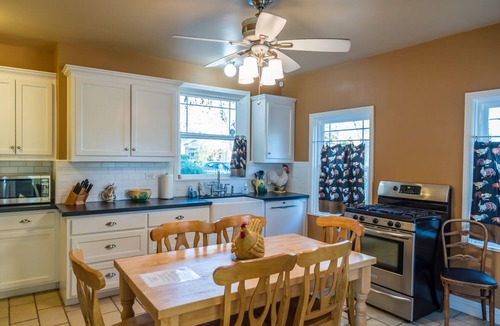 Paso Robles House | Cottage at Capitol Hill-In-Town Vintage Charm with Spa!