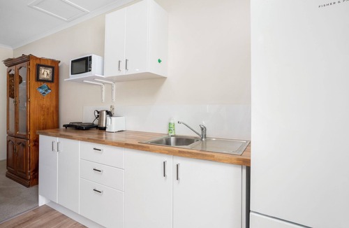 North Deep Creek Bed & Breakfast | Country accommodation handy to town. Stunning rural views overlooking pool.