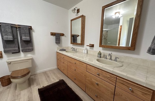 Squaw Valley House | Country Retreat, 23 mi. Entrance Kings Canyon NP, Ideal Remote Work, EV Charger