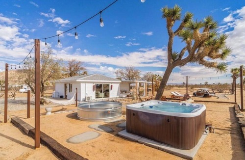 Landers House | Couples Retreat, Stargazing Secluded Bohemian Home in the heart of nature