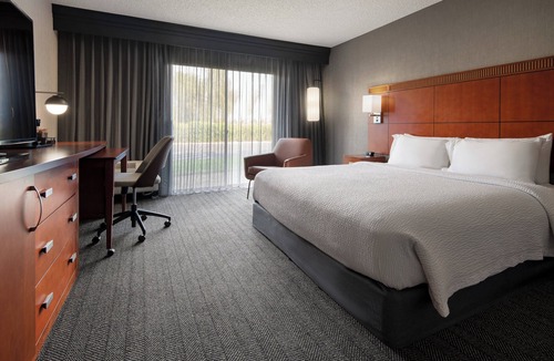 Raisin Hotel | Courtyard by Marriott Fresno