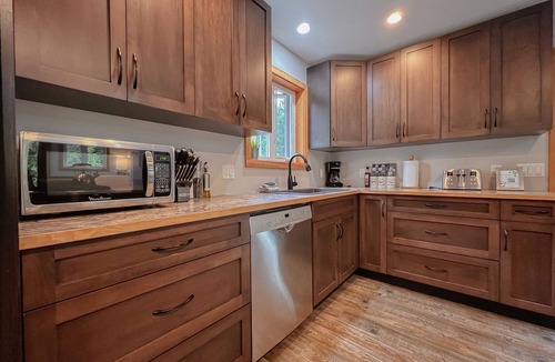 Tofino House | Cox Bay Retreat-Beach Access, Hot Tub, Fireplace