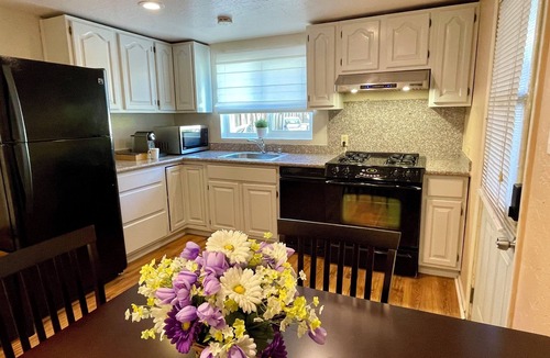 Sunnyvale West Cottage | Cozy 1 bedroom 1 bathroom in prime Sunnyvale with WiFi, AC, kitchen in redwoods