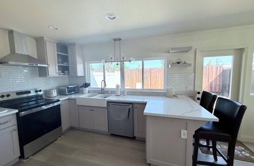 Clovis Cottage | Cozy 1-bedroom cottage in beautiful Clovis with AC and private outdoor patio