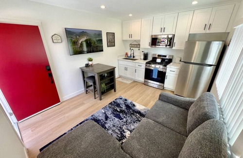 Burbank Apartment | Cozy 1-Bedroom Haven in Beautiful Burbank, near Disney, Warner Bros & Hollywood Attractions