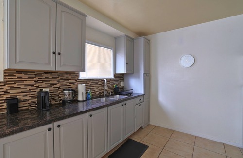 North Long Beach House | Cozy 1-bedroom house Extended Stay near Bixby Knolls with AC + Queen Bed + 55"TV