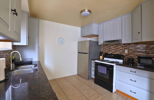 North Long Beach House | Cozy 1-bedroom house Extended Stay near Bixby Knolls with AC + Queen Bed + 55"TV