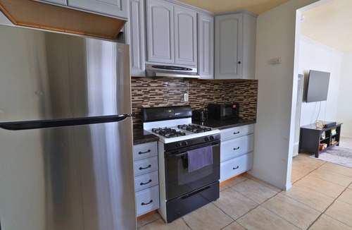 North Long Beach House | Cozy 1-bedroom house Extended Stay near Bixby Knolls with AC + Queen Bed + 55"TV