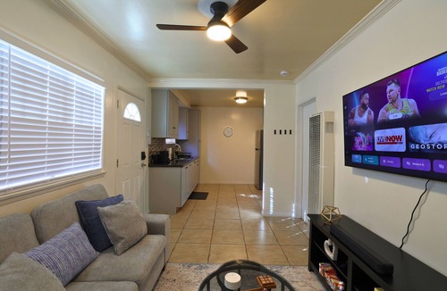 North Long Beach House | Cozy 1-bedroom house Extended Stay near Bixby Knolls with AC + Queen Bed + 55"TV