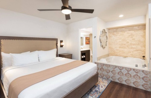 Las Vegas Resort | Cozy 1-bedroom resort with fitness room and AC in vibrant Las Vegas.