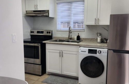 Renfrew-Collingwood House | Cozy 1BR Suite | Close to SkyTrain (5min Walk)