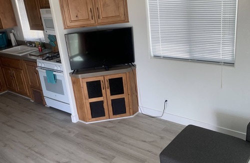 Ehrenberg Cottage | Cozy 2 bedroom Cottage by the River