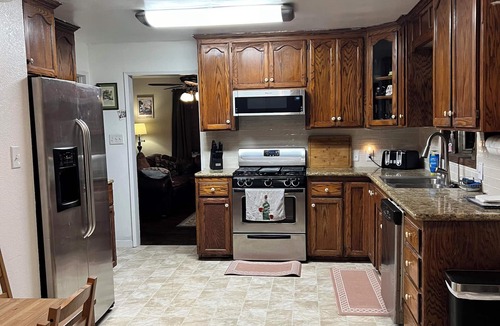 Jamestown House | Cozy 2-bedroom house in quaint Jamestown with AC . Near Casinos and Yosemite.