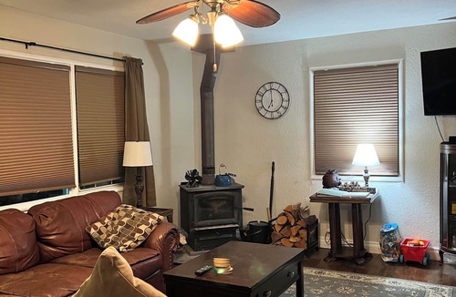 Jamestown House | Cozy 2-bedroom house in quaint Jamestown with AC . Near Casinos and Yosemite.