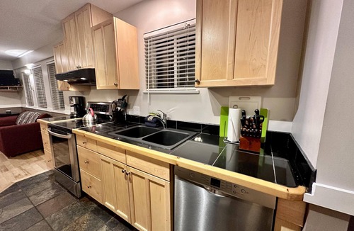 Ucluelet Cottage | Cozy 2 Bedroom Waterfront Cottage with Hot Tub!