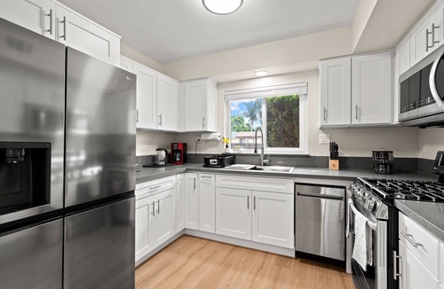 Ontario House | Cozy 3B/2B Near Ontario Airport and Toyota Arena